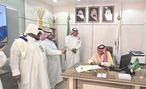 محافظ "بارق" يدشّن مقر جمعية "عين الإعلامية" وموقعها الإلكتروني