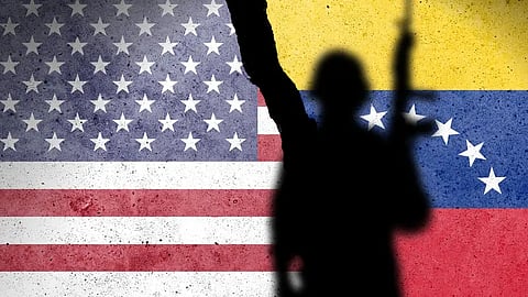 جندي أمام علمي أميركا وفنزويلا
