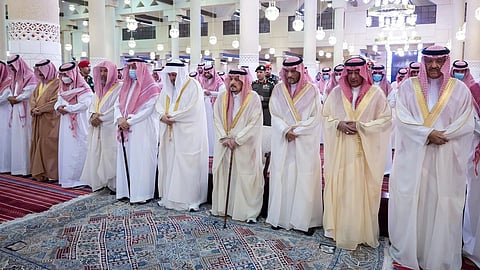 أمير الرياض يؤدي صلاة الميت على الأمير خالد بن محمد بن تركي بن عبدالعزيز بن تركي آل سعود