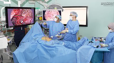 مستشفى الدكتور سليمان الحبيب بالخبر يضع حداً لمعاناة مراجع مع مضاعفات عملية سمنة سابقة غير دقيقة