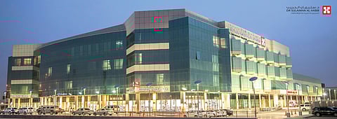 مستشفى الدكتور سليمان الحبيب بالتخصصي يعيد "أربعينياً" توقف عن العمل وأصيب بالاكتئاب بسبب رجفة اليد إلى حياته الطبيعية