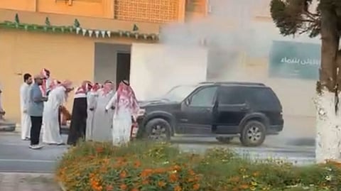 في موقف بطولي.. حارس ابتدائية تيماء يسيطر على حريق مركبة أمام المدرسة دون إصابات