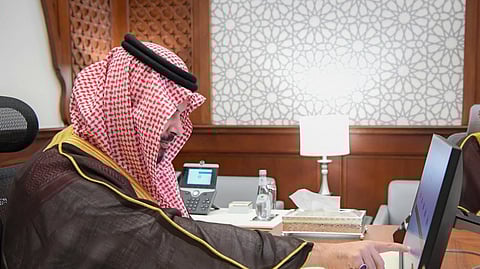 أمير المدينة المنورة يدشن مشروع "الحافلة الذكية المتنقلة" 