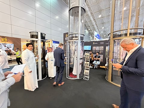 شاهد.. مصاعد هوائية ذكية دون تأسيس تثير الإعجاب في معرض البناء السعودي 2025