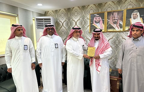 مدير تعليم تبوك ينقل شكر وزير التعليم لحارس مدرسة بتيماء ساهم بإطفاء حريق مفاجئ