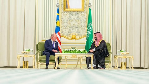 سمو ولي العهد يستقبل ملك ماليزيا ويعقدان جلسة مباحثات رسمية