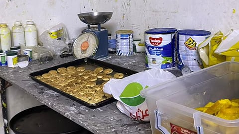 أمانة تبوك تضبط عاملاً من إحدى الجنسيات الآسيوية يقوم بتحضير الأطعمة داخل منزل شعبي