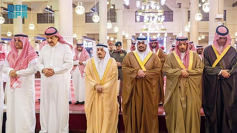 أمير الرياض يؤدّي صلاة الميت على والدة الأميرة مها بنت محمد بن سعد الثاني آل عبدالرحمن آل سعود