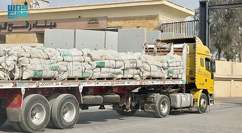 مساعدات إنسانية سعودية جديدة تعبر منفذ رفح باتجاه غزة