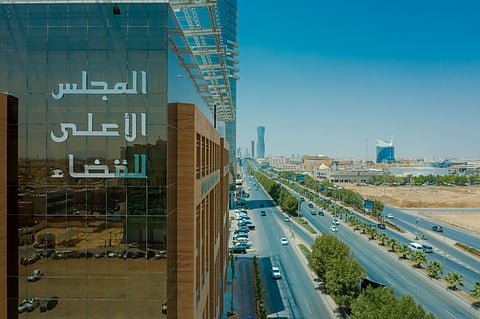 بعد صدور الأمر الملكي الكريم بإعادة تشكيل المجلس .. رئيس المجلس الأعلى للقضاء المكلَّف يُشكِّل لجنة لتطوير إجراءات المجلس وتعزيز حوكمة أعماله