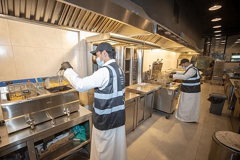 بالأرقام.. "مكة تُصحّح" تغلق 487 ورشة و365 مستودعًا خلال أسبوع