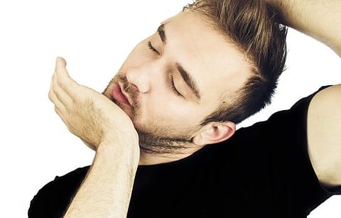 طقطقة الرقبة.. راحة مؤقتة قد تحمل مخاطر كبيرة