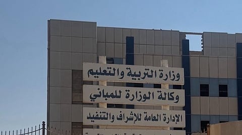 داخل حي مكتظ.. مبنى تعليمي مهجور يُقلق سكان القويعية والأهالي يطالبون بتدخّل عاجل