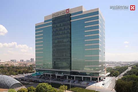 مستشفى الدكتور سليمان الحبيب لصحة المرأة يُنقذ حياة أم وجنينها بعملية منظار معقّدة ونوعية