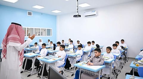 تزامنًا مع انتشار الإنفلونزا.. مدارس توجه أولياء الأمور بعدم حضور أبنائهم في هذه الحالات