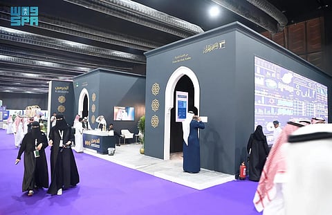 "رحلة الحواس الخمس".. تجربة تفاعلية تنقل زوار مؤتمر الحج من الكعبة إلى الروضة