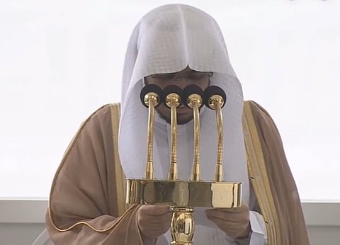 شاهد.. دموع "الدوسري" في خطبة مؤثرة عن برّ الوالدين وتحذير من "عقوق التصوير"