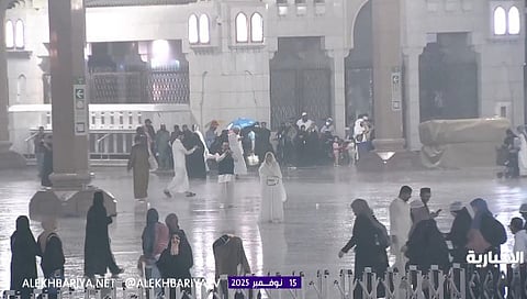 شاهد ..ساحات المسجد النبوي تفيض بالدعاء مع هطول أمطار فجر اليوم
