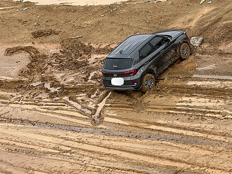 أهالي "البشاير جزء ب" بجدة يشكون تعذّر الوصول لمنازلهم بالمركبات بعد أمطار أمس.. وغياب السفلتة يفاقم المعاناة
