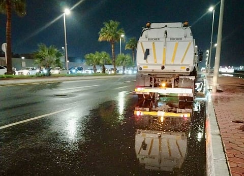 استنفار ميداني ...أمانة جدة تُعزّز جاهزيتها للأمطار بـ7,160 فردًا و1,621 معدة