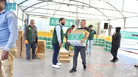 مركز الملك سلمان للإغاثة يوزّع 938 سلة غذائية و938 كرتون تمر للاجئين في بيروت