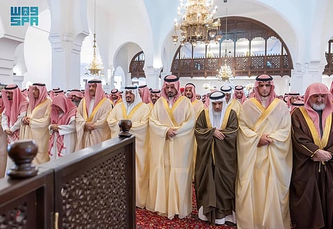نائب أمير منطقة الرياض يؤدي صلاة الميت على عبدالله الشثري