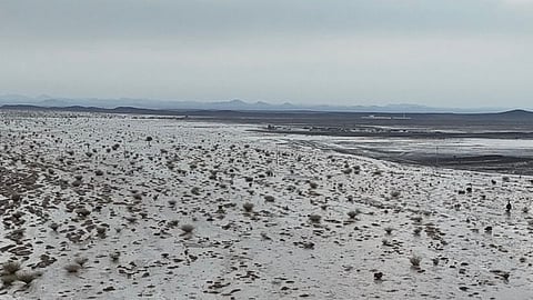 شاهد.. لقطات جوية ساحرة لسيول "وادي مهزول" شمال قرية العمق بمهد الذهب