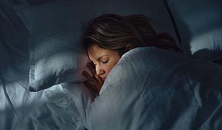 هل تنام بسرعة أم ببطء؟ خبراء يكشفون ما يعنيه ذلك لصحتك