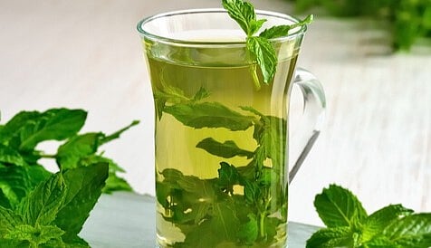 بعيداً عن مشاكل القهوة والشاي.. دراسات: أعشاب طبيعية تنافس الكافيين وتمنحك الطاقة والتركيز دون مخاطر صحية!