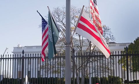 شاهد.. الأعلام السعودية تزين ساحة البيت الأبيض استعداداً لاستقبال ولي العهد