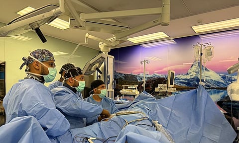 ضمن التوجه المتقدم نحو تبنّي أحدث التقنيات الجراحية.. نجاح خياطة غضروف مفصل الورك بالمنظار لمستفيدة بالمدينة المنورة