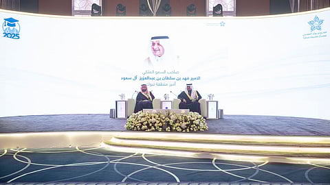 أمير تبوك يرعى حفل تخريج 372 متدربًا من برامج البورد والدبلومات الصحية لعام 2025