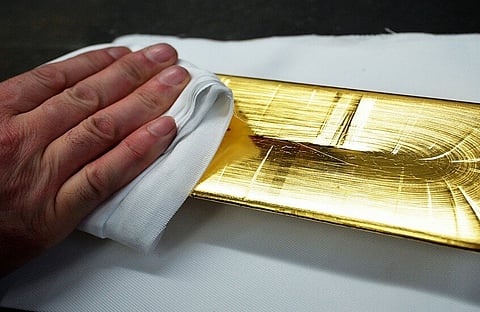 فرنسي يحفر مسبحًا.. فيعثر على كنز من الذهب بقيمة 700 ألف يورو!