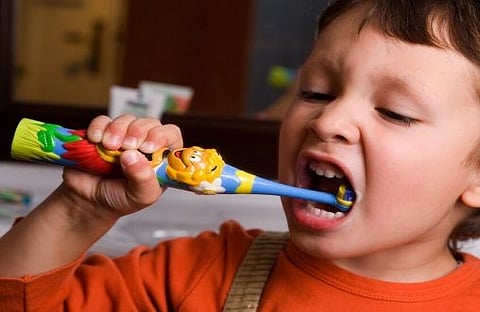 عكس ما نعتقد.. تحذير للآباء: إهمال تسوس الأسنان اللبنية يهدد بمشاكل "دائمة"