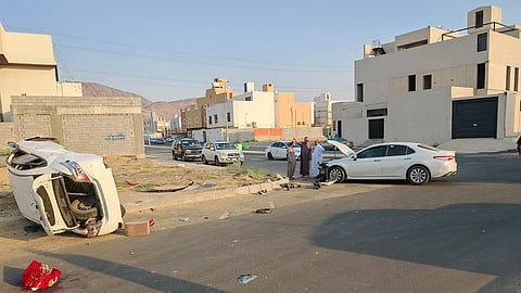 حادث مروري يُصيب شخصين ويعيد مطالب أهالي "مخطط ولي العهد 7" بمكة لمعالجة تقاطع خطر