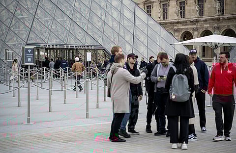 متحف اللوفر يكشف تفاصيل سرقة مجوهرات بـ88 مليون يورو ويعلن إجراءات أمنية مشددة
