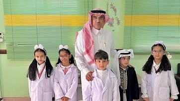 مدير "تعليم الطائف" يطّلع على تجارب الابتدائية الثلاثين ويشارك الأطفال يومهم العالمي