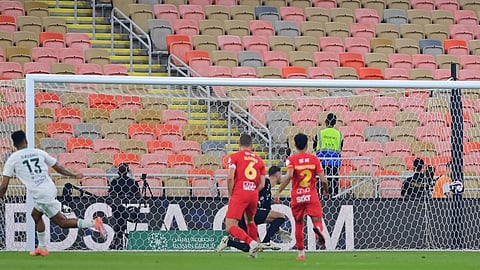 في ليلة تبادل المراكز.. الأهلي بعشرة لاعبين يسقط القادسية بثنائية