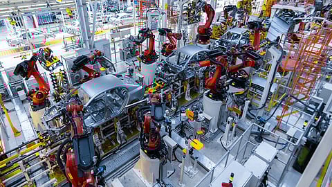 تقرير عالمي: قفزة في مبيعات السيارات الكهربائية تغيّر ملامح الصناعة