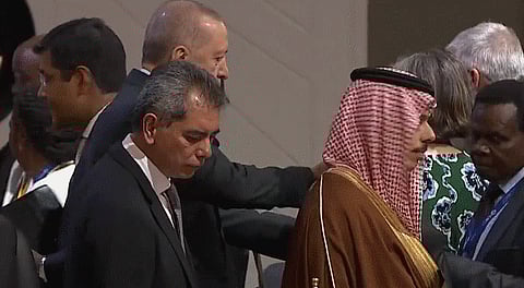 شاهد.. لمسة ودية من الرئيس أردوغان محيياً الأمير فيصل بن فرحان في قمة العشرين