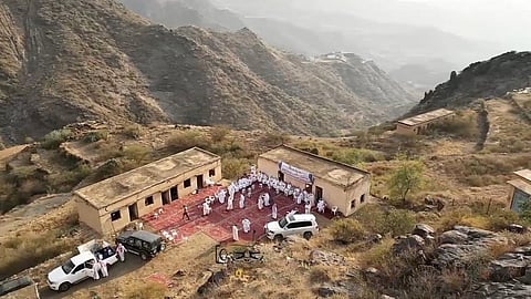 وفاء ممتد لعقود و"ليلة أُستعيرت من الماضي".. طلاب مدرسة "قباء بني حسين" قبل نصف قرن يكرّمون معلميهم اليوم