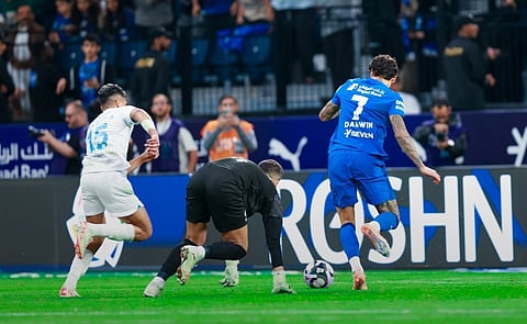 بعشرة لاعبين.. الهلال يحبط مفاجأة الفتح ويضرب بثنائية