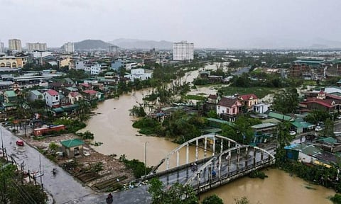 ارتفاع حصيلة ضحايا الفيضانات والانهيارات الأرضية في وسط فيتنام إلى 55 شخصًا