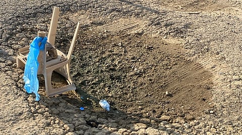 بسبب الحفر.. سكان "حصمة جازان" يضعون الكراسي لتحذير المارة