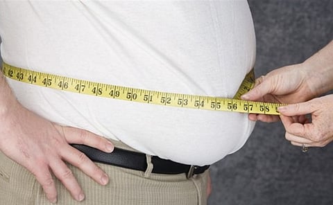 خبراء يحذرون : 10 عادات يومية تسبب السمنة وتراكم دهون البطن