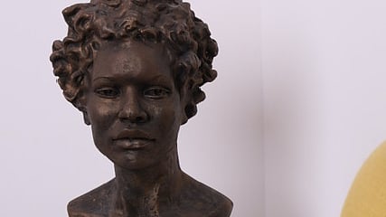 من تشتّت الانتباه إلى العالمية.. "نورة الناصر" تحوّل منزلها إلى معرض فني عالمي