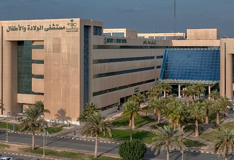 أطباء ينجحون في إزالة 49 مغناطيسًا من بطن طفل بالدمام