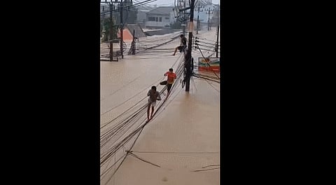 فيضانات تايلاند تغرق هات ياي.. وسكان يتسلقون الأعمدة هربًا من الموت