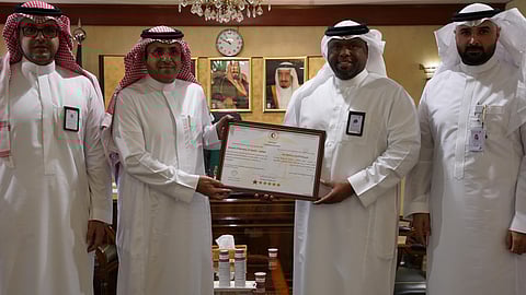 الهلال الأحمر يسلم شهادة الامتثال الإسعافي لوزارة الصحة بجدة