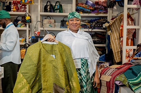 أعمال أفريقية تنبض بالهوية.. الفنانة “سيبا” تبهر زوار معرض “بَنان” بالرياض
